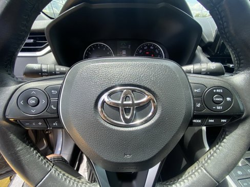 Used 2022 Toyota RAV4 XLE Premium image 17