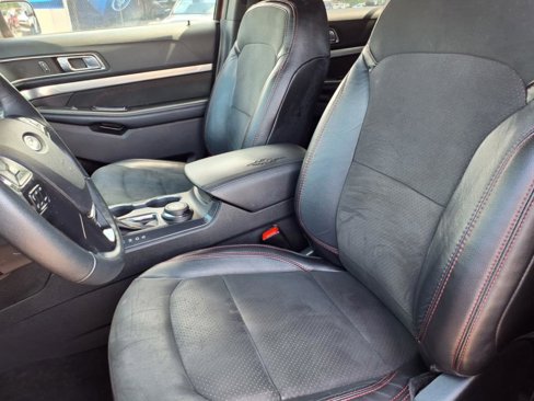 Used 2018 Ford Explorer XLT w/ Equipment Group 202A image 3
