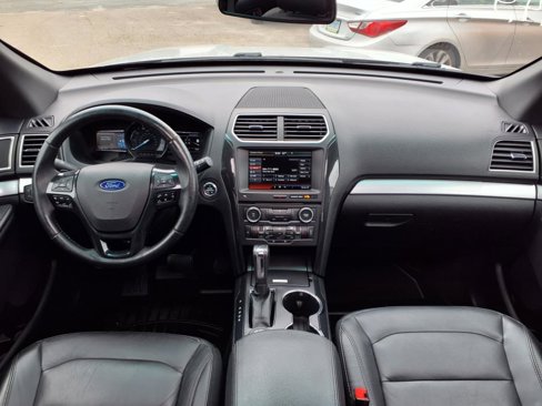 Used 2016 Ford Explorer XLT w/ Equipment Group 202A image 11
