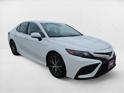 Used 2021 Toyota Camry SE image 3
