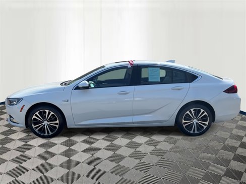 Used 2018 Buick Regal Essence w/ Driver Confidence Package #1 image 2
