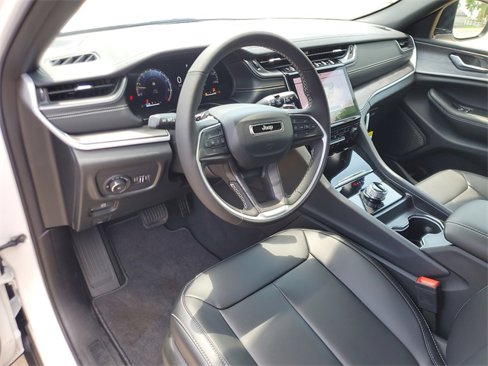 New 2025 Jeep Grand Cherokee Limited w/ Black Appearance Package image 17