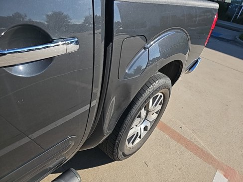 Used 2013 Nissan Frontier SL image 5