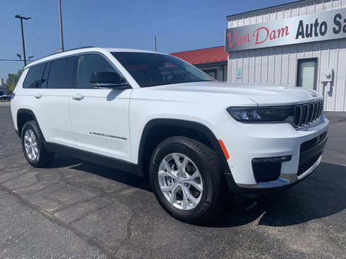 Used 2023 Jeep Grand Cherokee L Limited w/ Luxury Tech Group II image 3