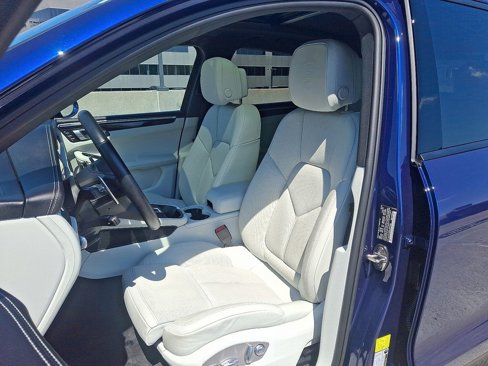 Certified 2024 Porsche Macan Turbo image 5