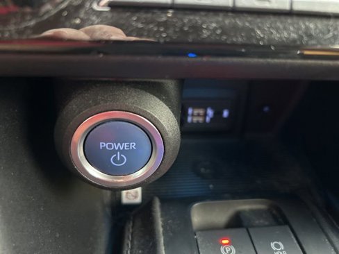 Used 2021 Toyota Venza LE image 18
