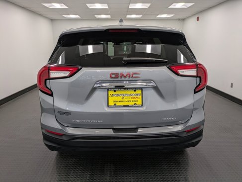Used 2024 GMC Terrain SLE image 5