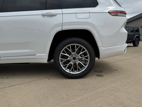 New 2025 Jeep Grand Cherokee L Summit w/ Luxury Tech Group V image 30