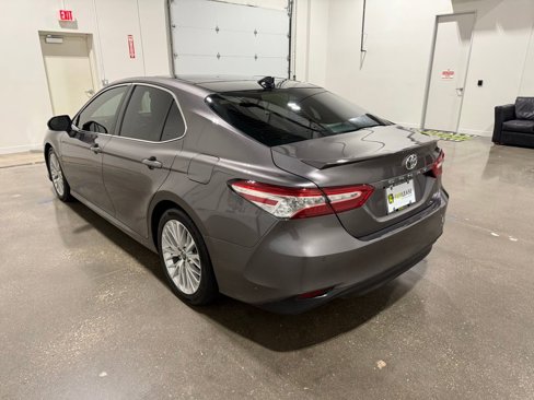 Used 2020 Toyota Camry XLE image 7