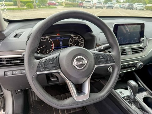 Used 2023 Nissan Altima 2.5 SV image 9