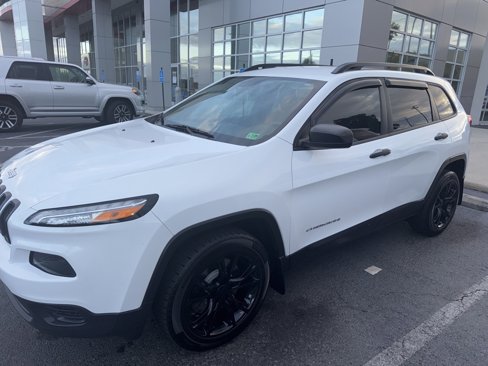 Used 2017 Jeep Cherokee Sport image 2