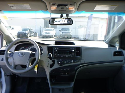 Used 2012 Toyota Sienna SE image 11