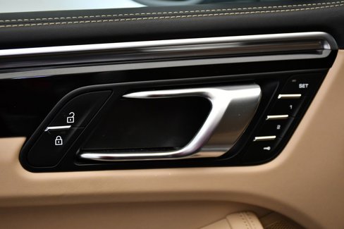 Certified 2023 Porsche Macan image 36