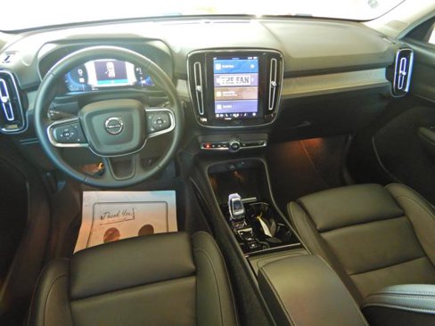 Used 2025 Volvo XC40 B5 Plus image 2