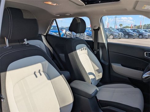 Used 2023 Hyundai Venue SEL image 34
