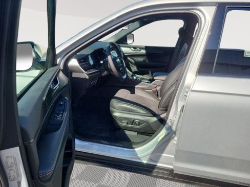 New 2025 Jeep Grand Cherokee L Altitude image 9