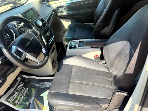 Used 2013 Chrysler Town & Country Touring image 10