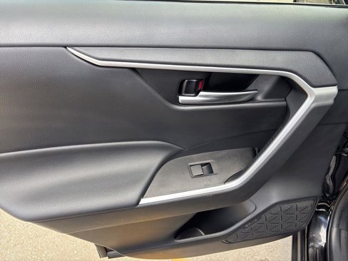 Used 2021 Toyota RAV4 XLE image 16