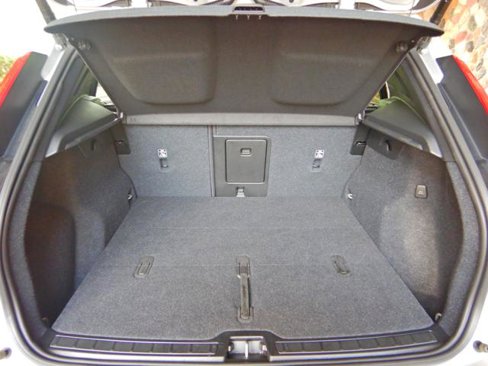 Used 2025 Volvo XC40 B5 Plus image 18