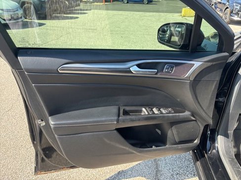 Used 2017 Ford Fusion SE w/ Fusion SE Technology Package image 11