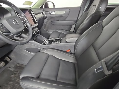 Certified 2024 Volvo XC40 B5 Plus w/ Climate Package image 18