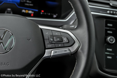 Used 2024 Volkswagen Tiguan SE w/ Panoramic Sunroof Package image 38