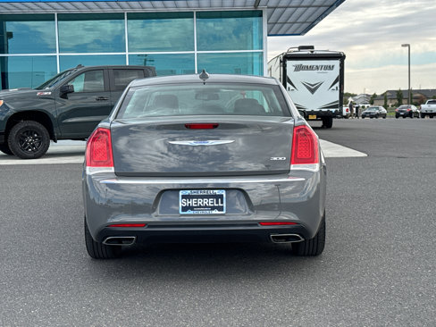 Used 2018 Chrysler 300 Touring L image 4