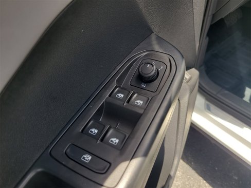Used 2024 Volkswagen Taos SE w/ Panoramic Sunroof Package image 17