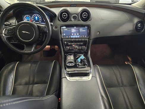 Used 2019 Jaguar XJ R-Sport image 18