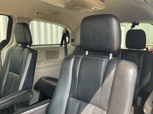 Used 2014 Chrysler Town & Country Touring image 17