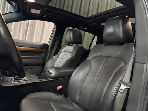 Used 2015 Lincoln MKT AWD image 30