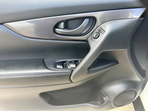 Used 2019 Nissan Rogue S image 13