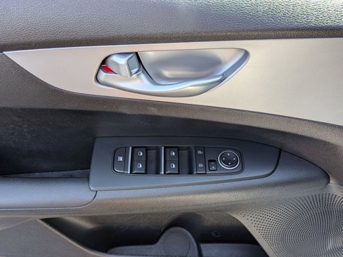 Used 2023 Kia Forte LXS image 6