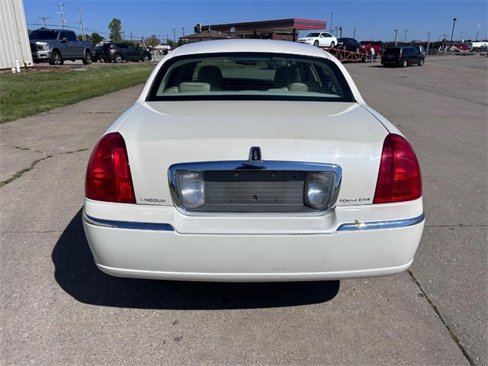 Used 2006 Lincoln Town Car Designer Series image 4