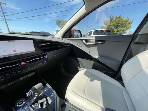 Certified 2023 Kia Niro EX Touring image 30