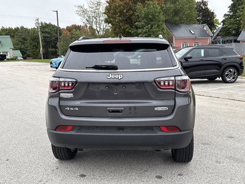 Used 2024 Jeep Compass Latitude image 6