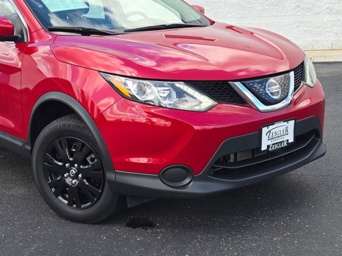 Used 2018 Nissan Rogue Sport S image 2