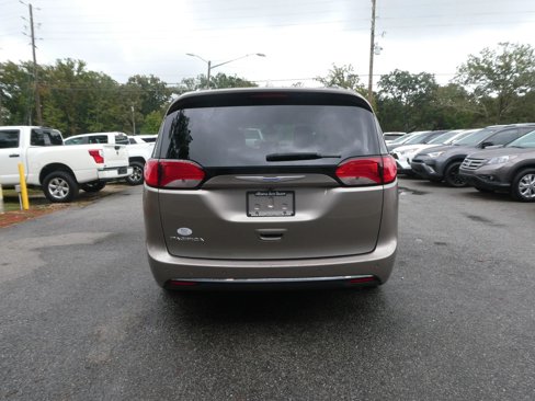 Used 2018 Chrysler Pacifica Touring-L image 6