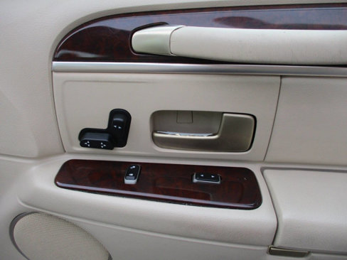 Used 2006 Lincoln Town Car Signature image 25
