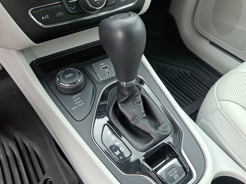 Used 2019 Jeep Cherokee Limited image 16