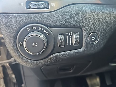 Used 2019 Jeep Cherokee Latitude Plus w/ Comfort/Convenience Group image 22