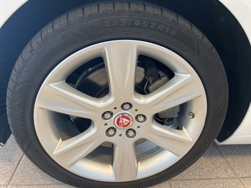 Used 2017 Jaguar XE Premium image 34
