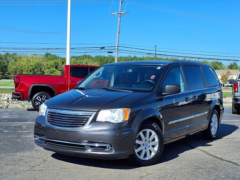 Used 2016 Chrysler Town & Country Touring image 1