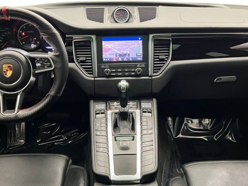 Used 2017 Porsche Macan Turbo image 32