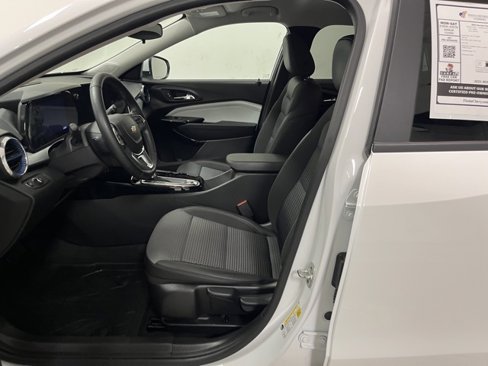 Used 2025 Chevrolet Trax LT w/ LT Convenience Package image 17