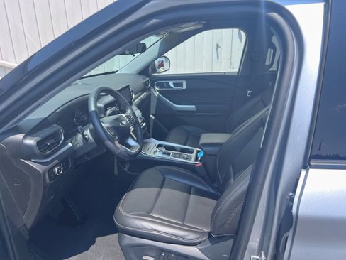 Used 2023 Ford Explorer XLT w/ Equipment Group 202A image 12