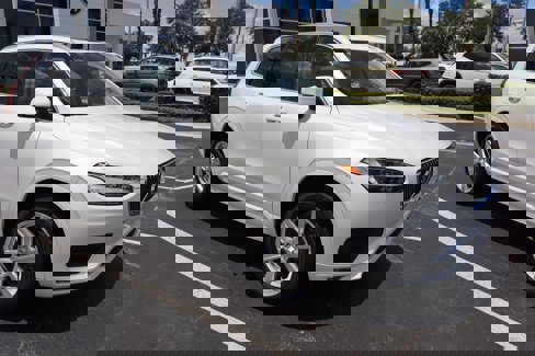 Certified 2020 Volvo XC90 T6 Momentum image 1
