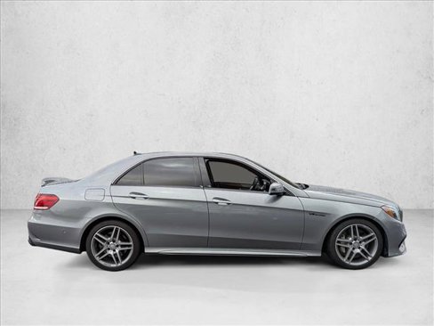 Used 2014 Mercedes-Benz E 550 4MATIC Sedan image 4
