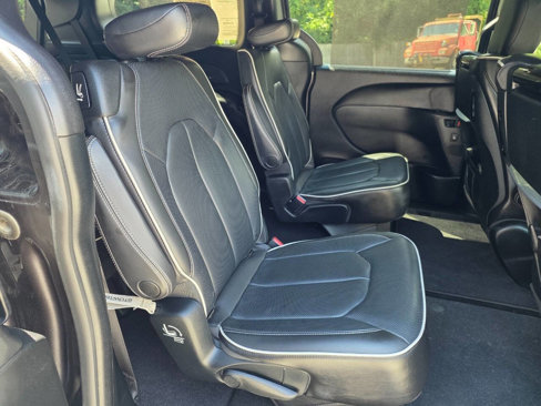 Used 2018 Chrysler Pacifica Limited w/ S Appearance Package image 27