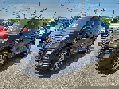 Certified 2022 Ford Explorer XLT w/ Equipment Group 202A image 3